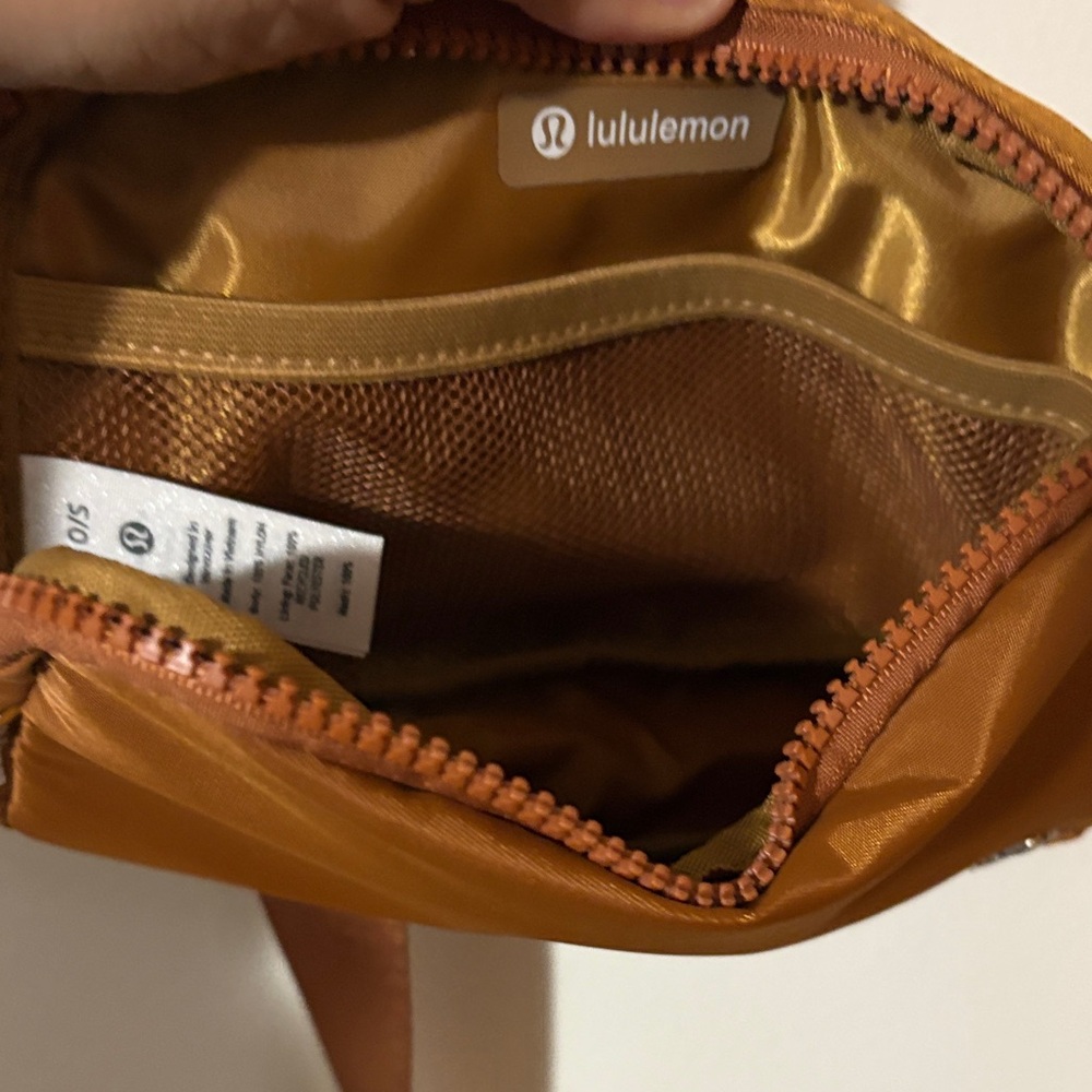 New lululemon waist bag - Picture 4 of 6